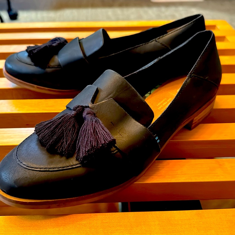 TOMS leather loafers with tassels: never worn